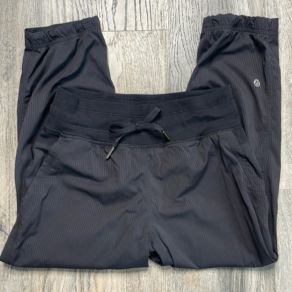 Lululemon athletica Women’s Black Studio Crop II, size 2 - Picture 5 of 13